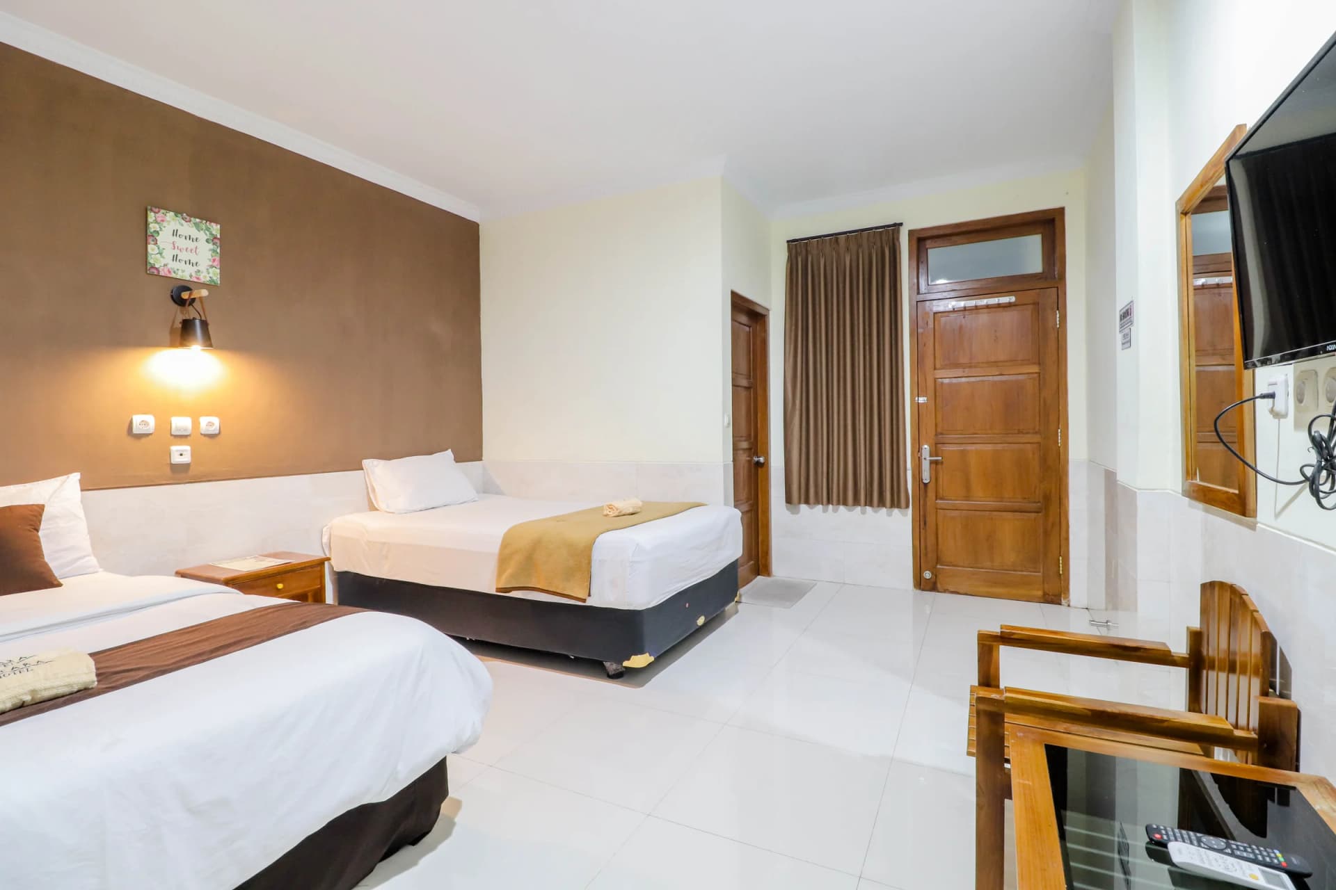Deluxe Room Safara Hotel dengan tempat tidur double dan single