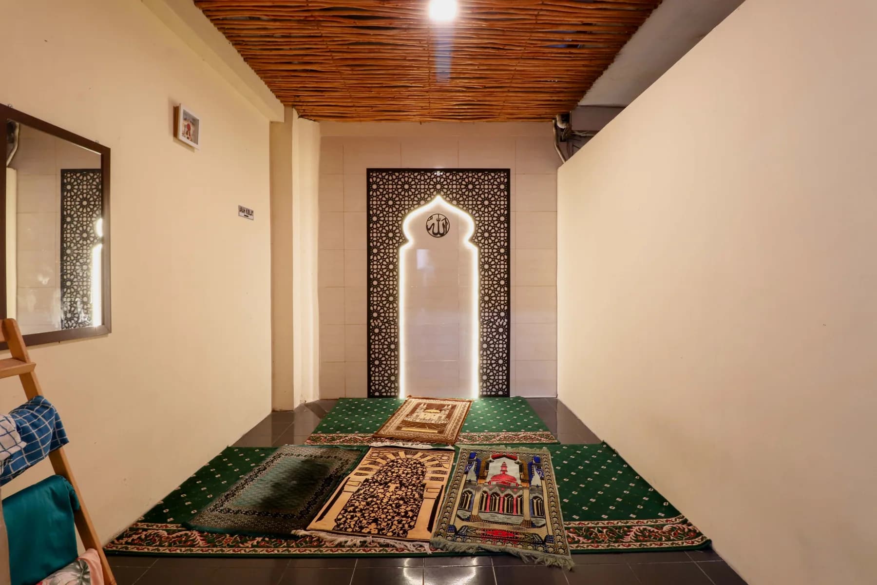 Bagian dalam mushola Safara Hotel Yogyakarta