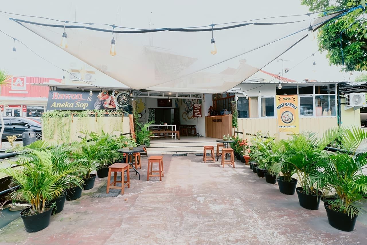 Area duduk luar Kedai Safara