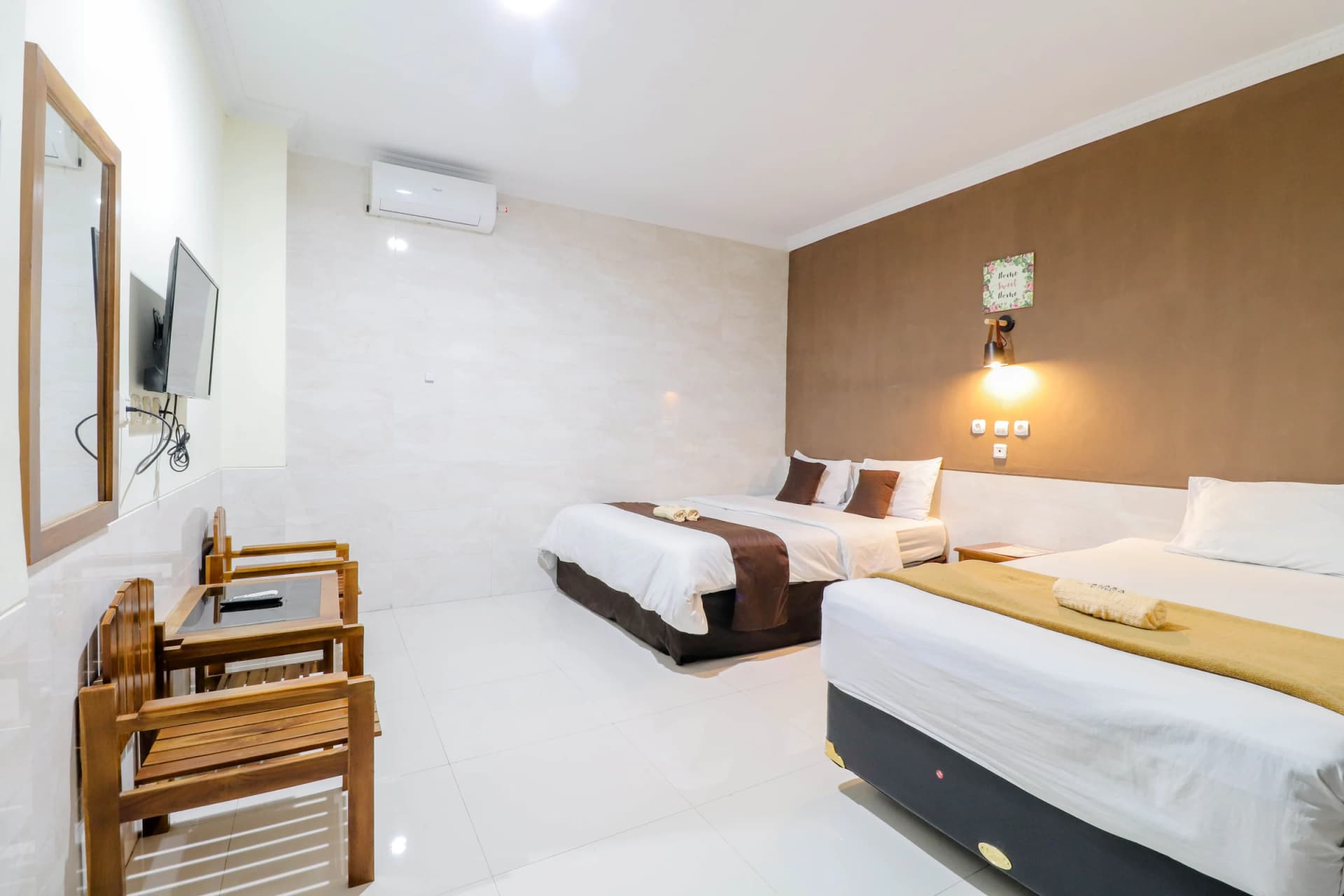 Kamar Deluxe Safara Hotel dengan tempat tidur nyaman