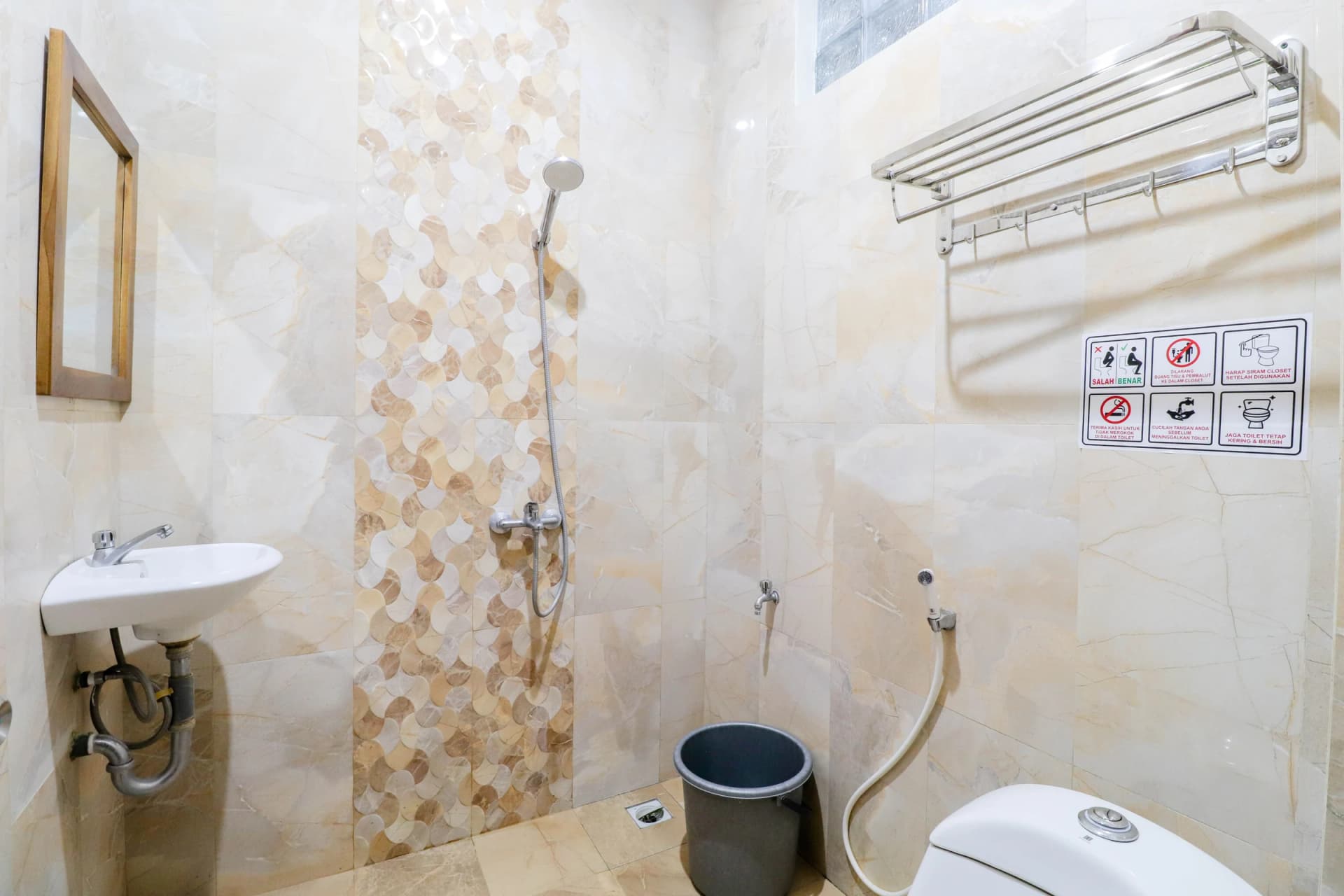 Kamar mandi dalam untuk tamu kamar Deluxe