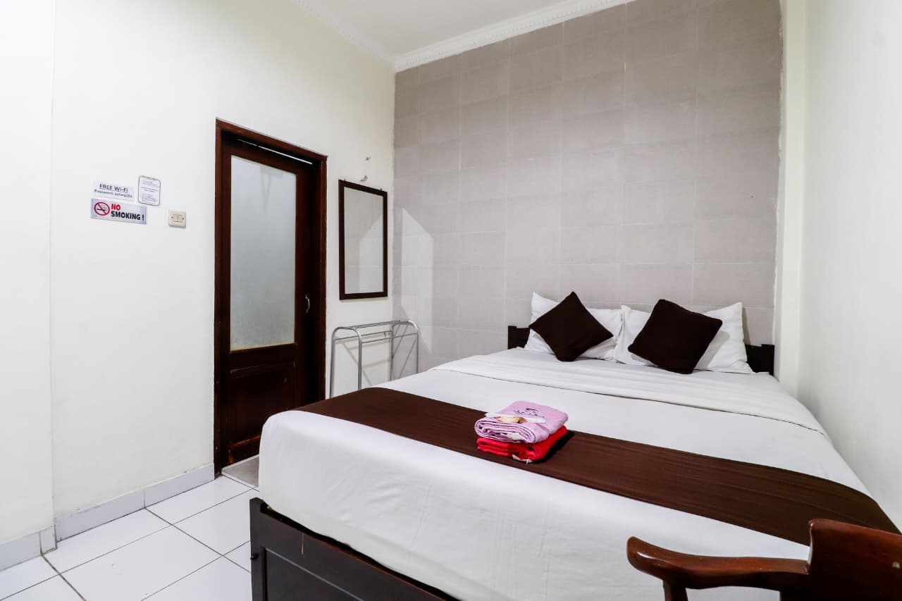 Tampak depan tempat tidur kamar Standard Double Safara Hotel