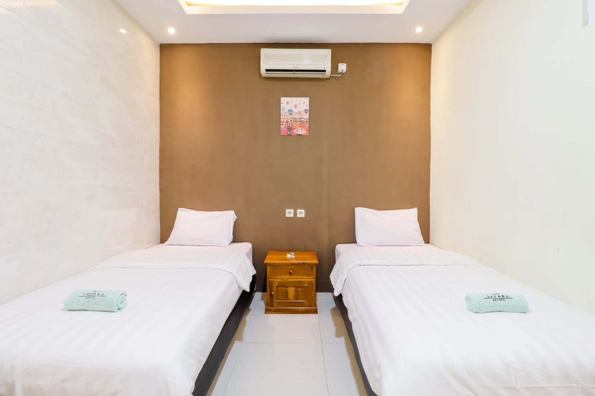 Dua tempat tidur di kamar Standard Twin